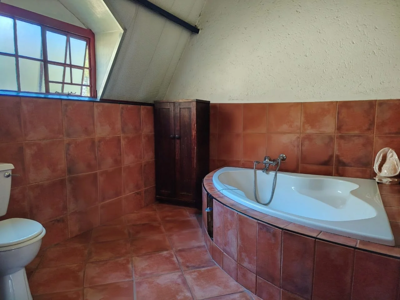 Country Living with City Convenience – 1 Hectare Farm-Style Property
