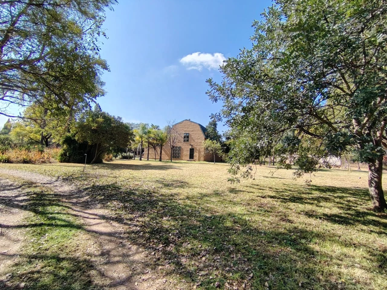 Country Living with City Convenience – 1 Hectare Farm-Style Property