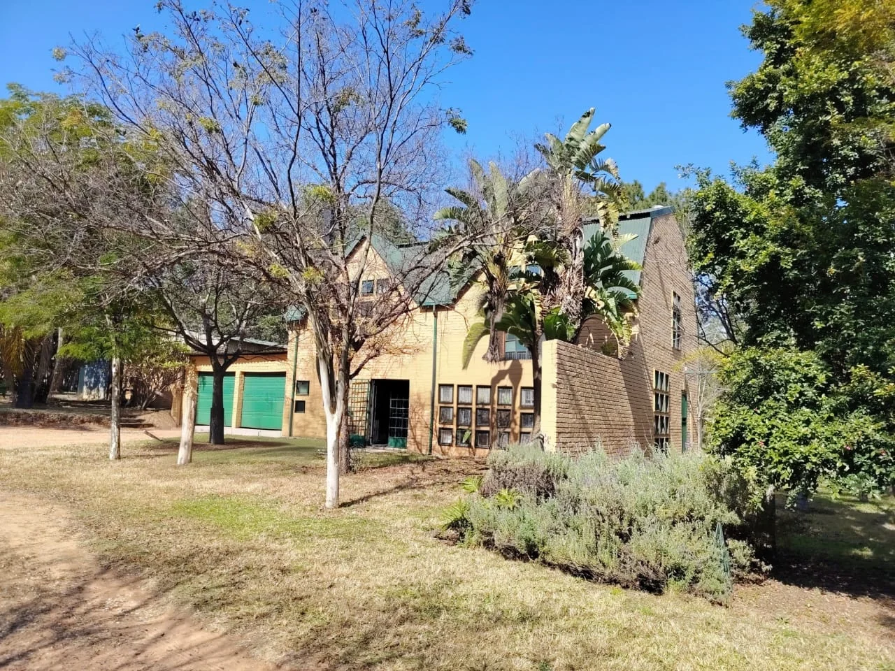 Country Living with City Convenience – 1 Hectare Farm-Style Property