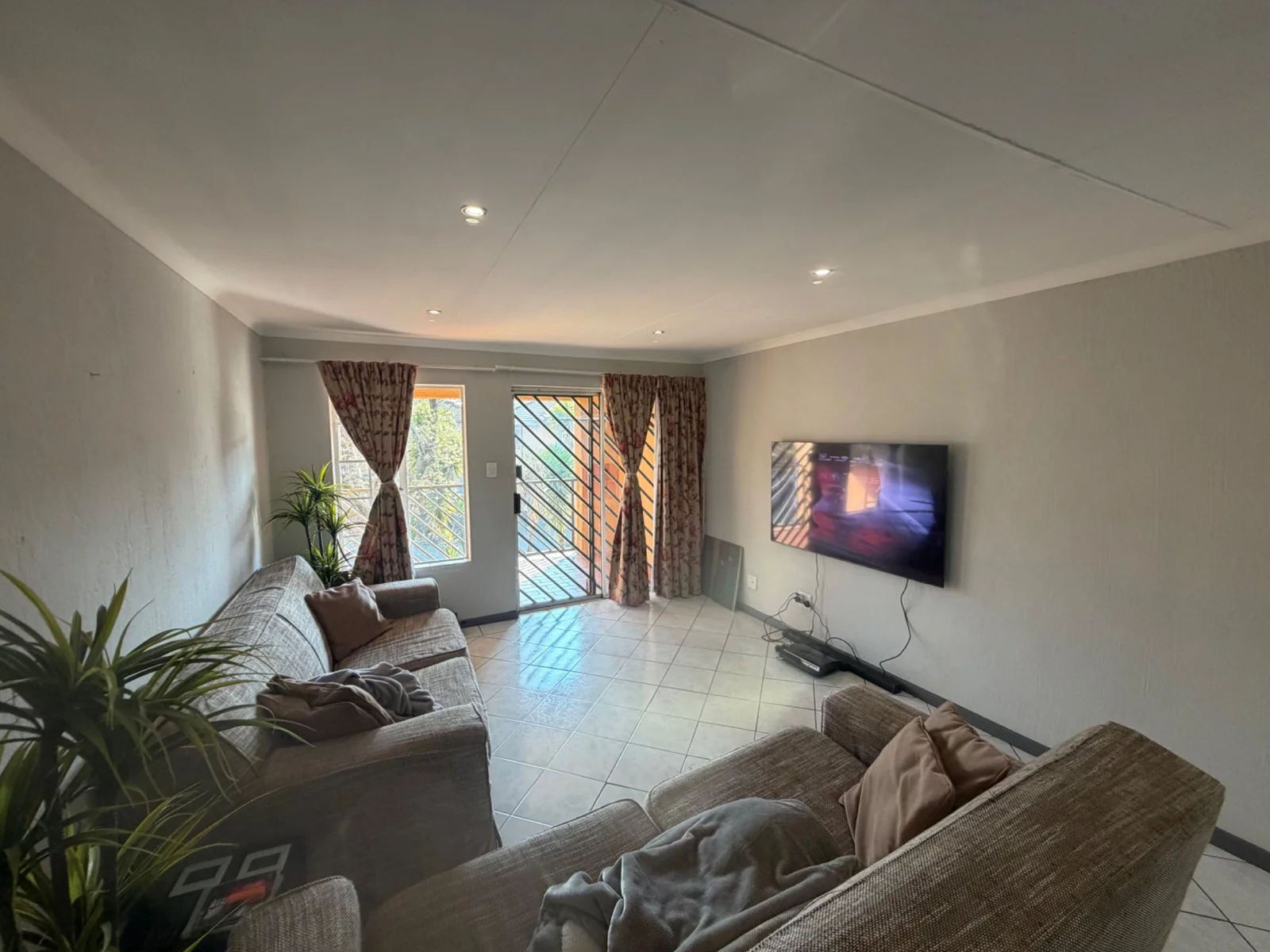 NEW LISTING ....... MOVE RIGHT IN!!