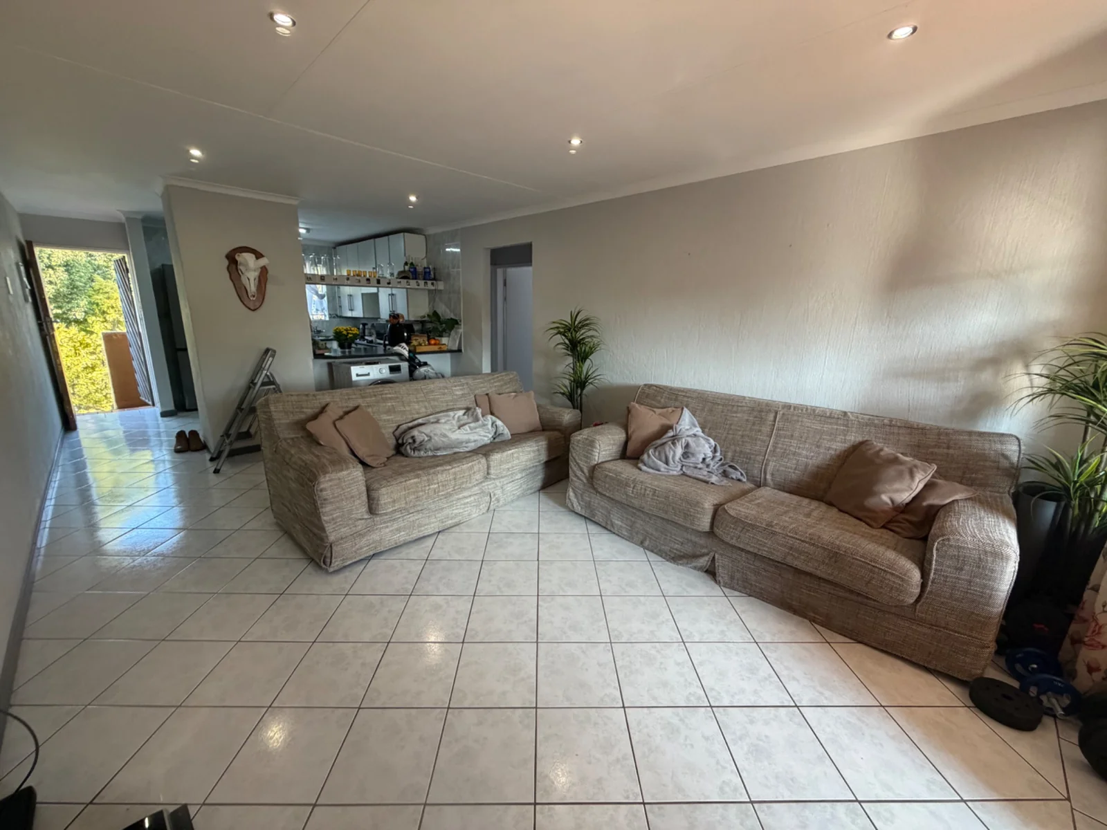 NEW LISTING ....... MOVE RIGHT IN!!