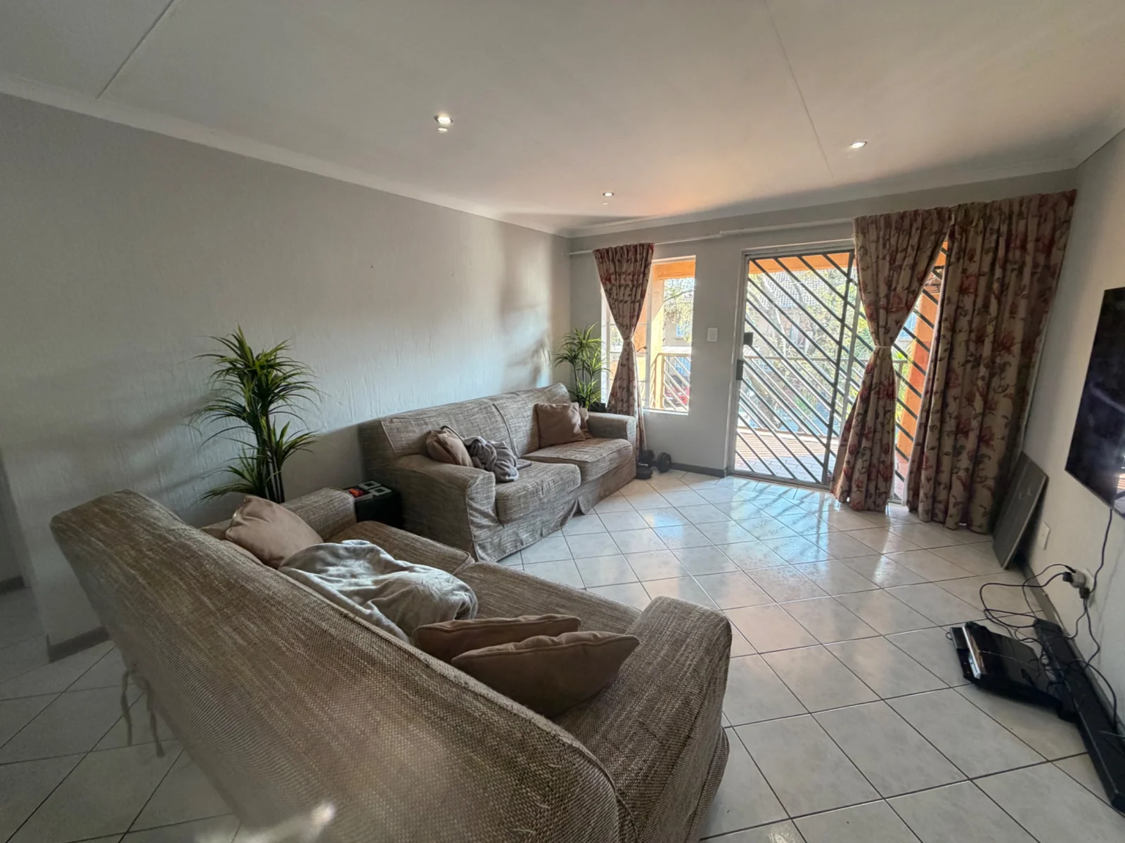 NEW LISTING ....... MOVE RIGHT IN!!