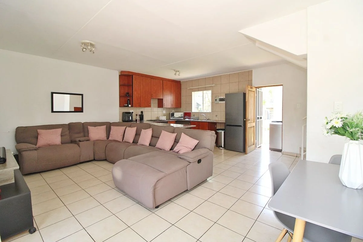 Modern 2-Bedroom duplex with Communal Pool in Aloe Ridge 2, Greenstone Hill