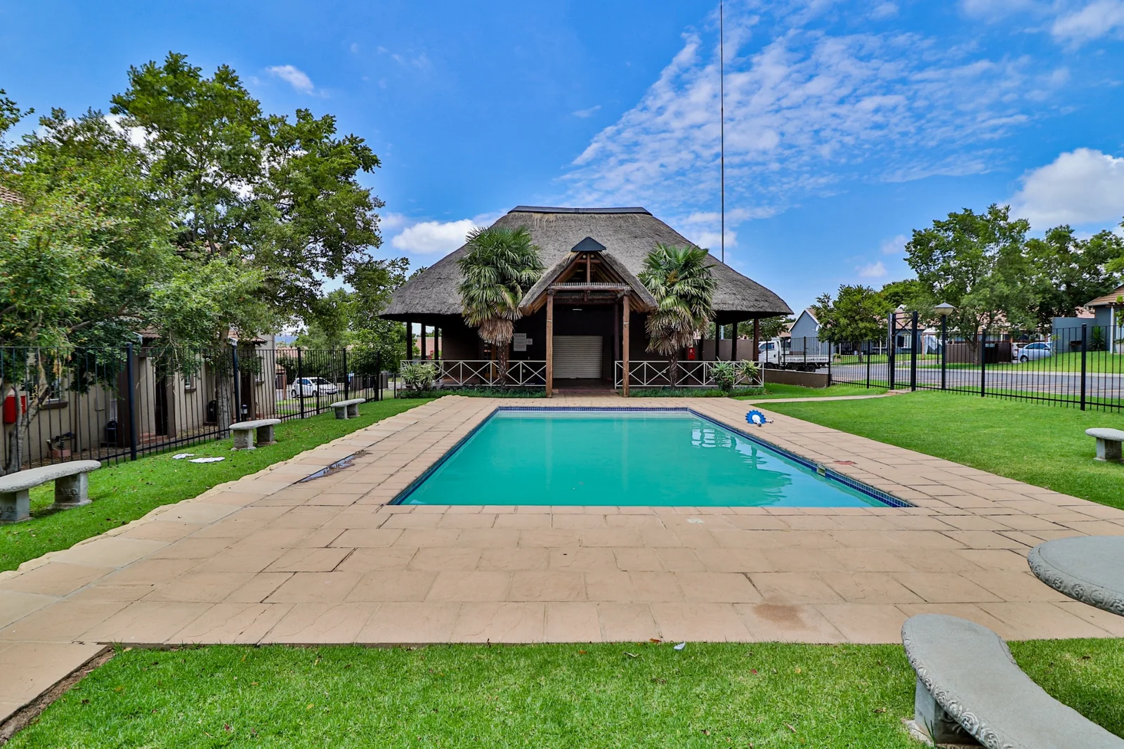 Modern 2-Bedroom duplex with Communal Pool in Aloe Ridge 2, Greenstone Hill