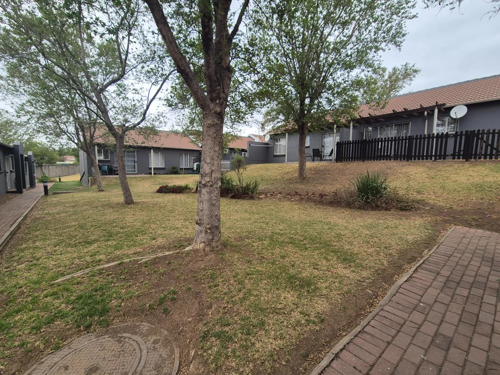 Modern 2-Bedroom duplex with Communal Pool in Aloe Ridge 2, Greenstone Hill