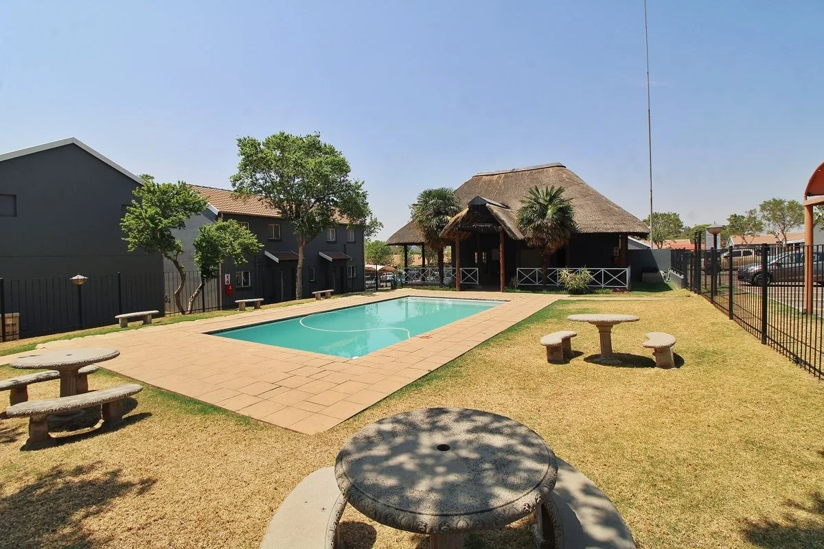 Modern 2-Bedroom duplex with Communal Pool in Aloe Ridge 2, Greenstone Hill