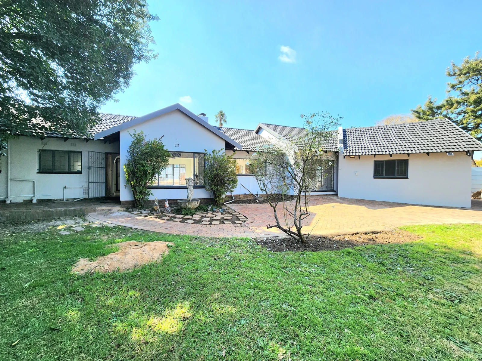 Beautifully Renovated Family Home with Endless Potential in Quiet Goedeburg