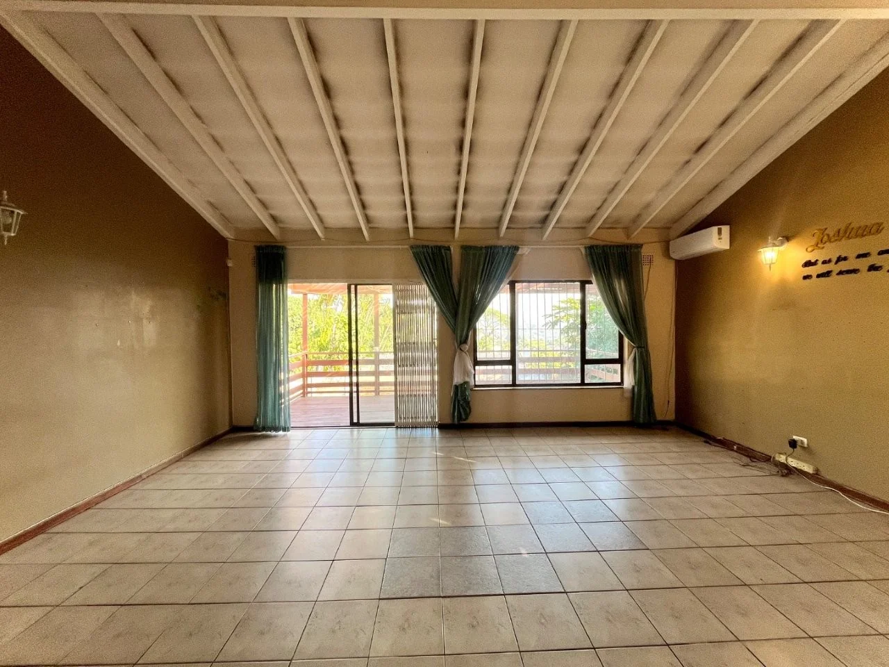 3 Bedroom house with swimming pool in Glenmore