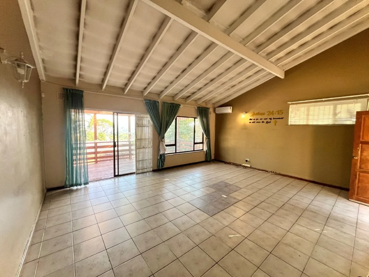 3 Bedroom house with swimming pool in Glenmore