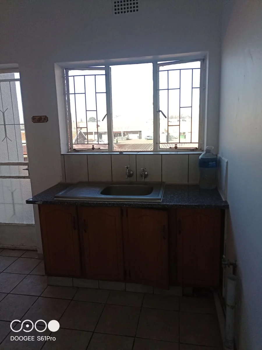 Sunny & secure 2 bedroomed Apartment for sale in Three Rivers.