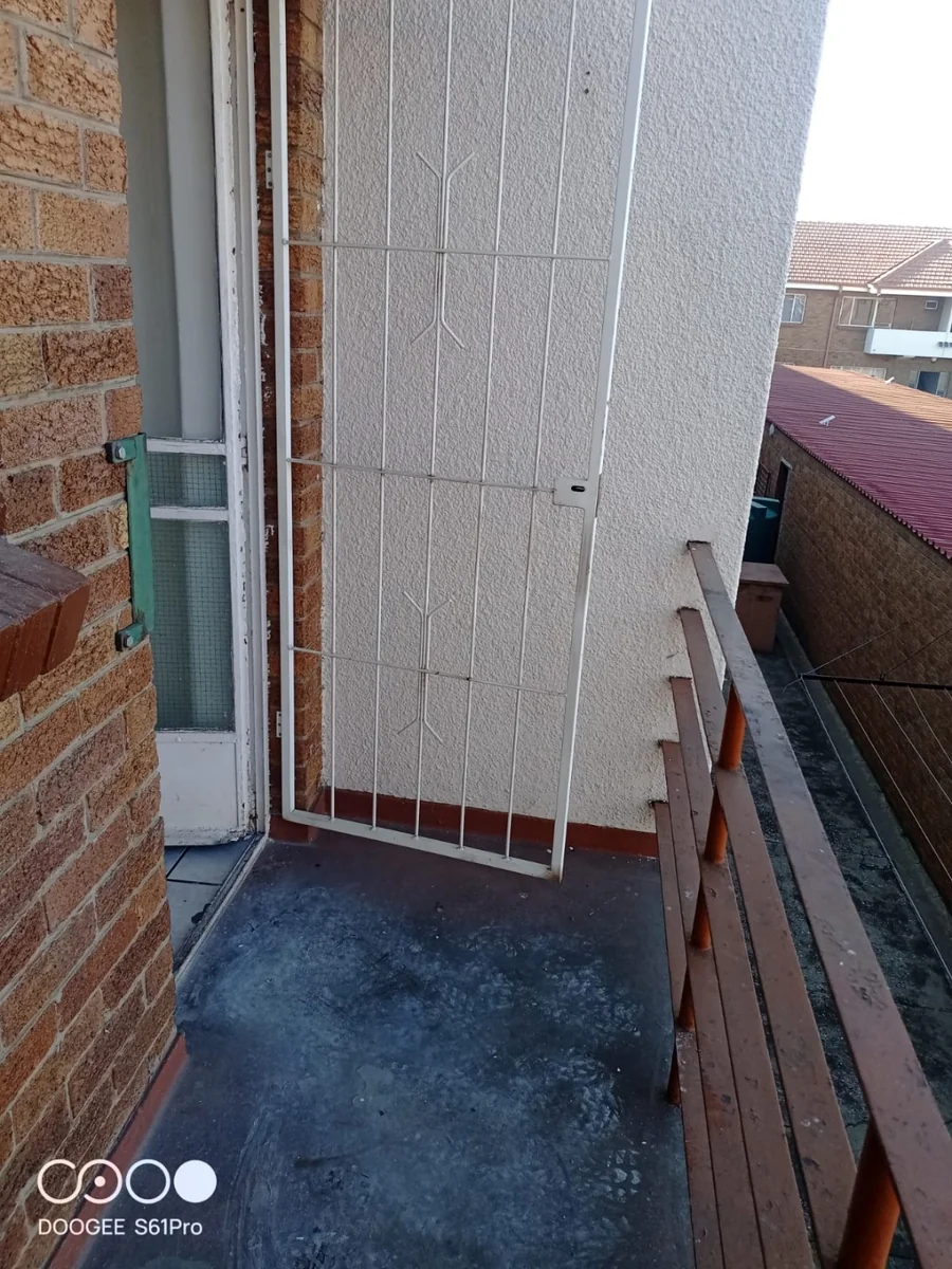 Sunny & secure 2 bedroomed Apartment for sale in Three Rivers.