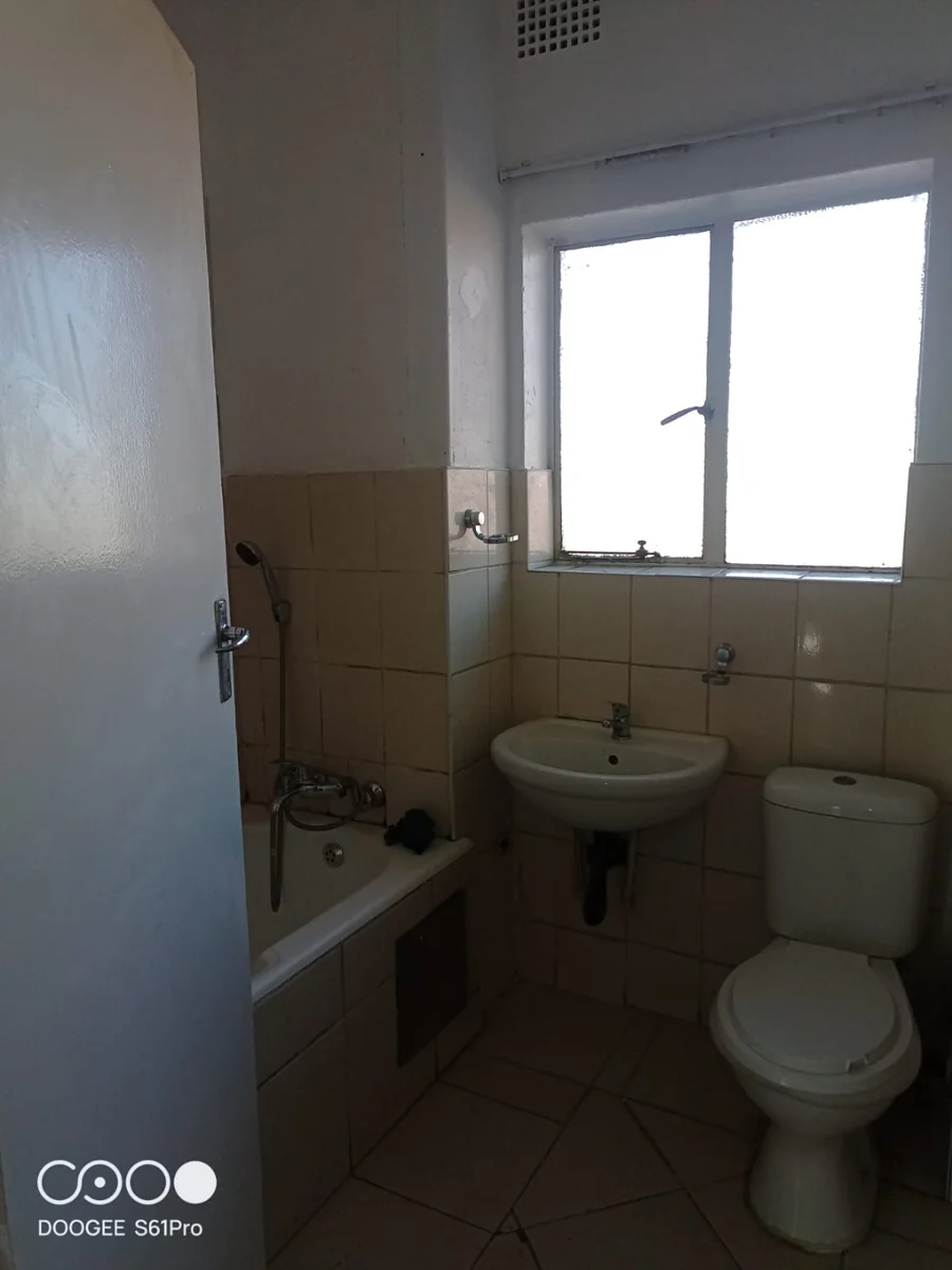 Sunny & secure 2 bedroomed Apartment for sale in Three Rivers.