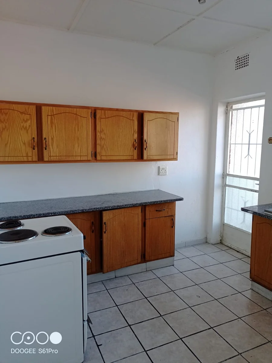 Sunny & secure 2 bedroomed Apartment for sale in Three Rivers.
