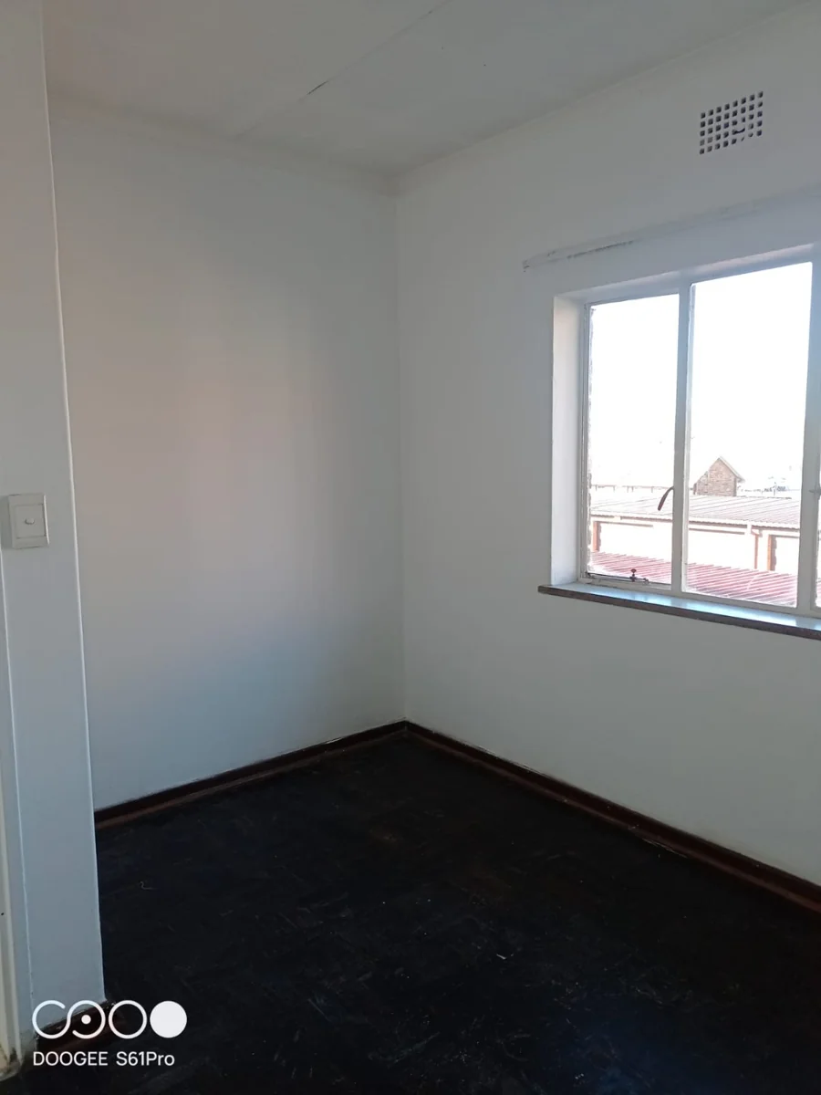Sunny & secure 2 bedroomed Apartment for sale in Three Rivers.