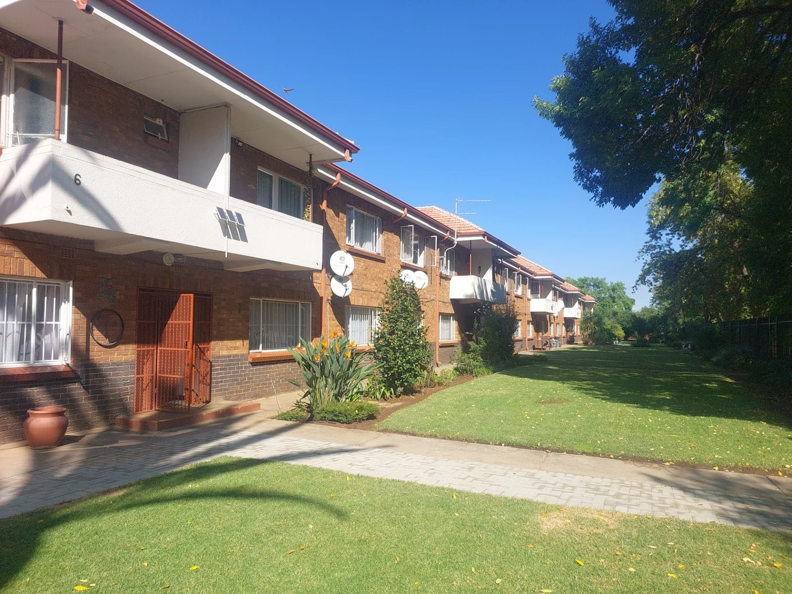 Sunny & secure 2 bedroomed Apartment for sale in Three Rivers.