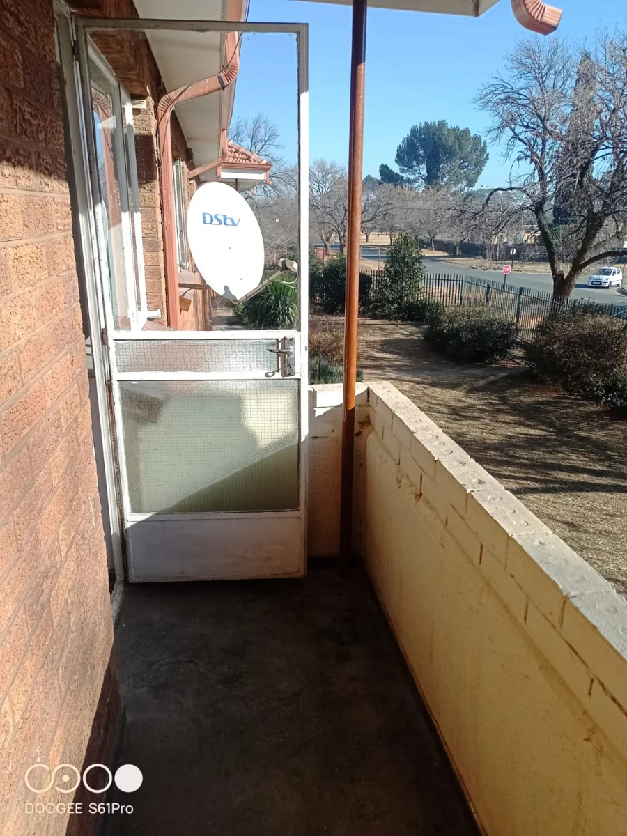 Sunny & secure 2 bedroomed Apartment for sale in Three Rivers.