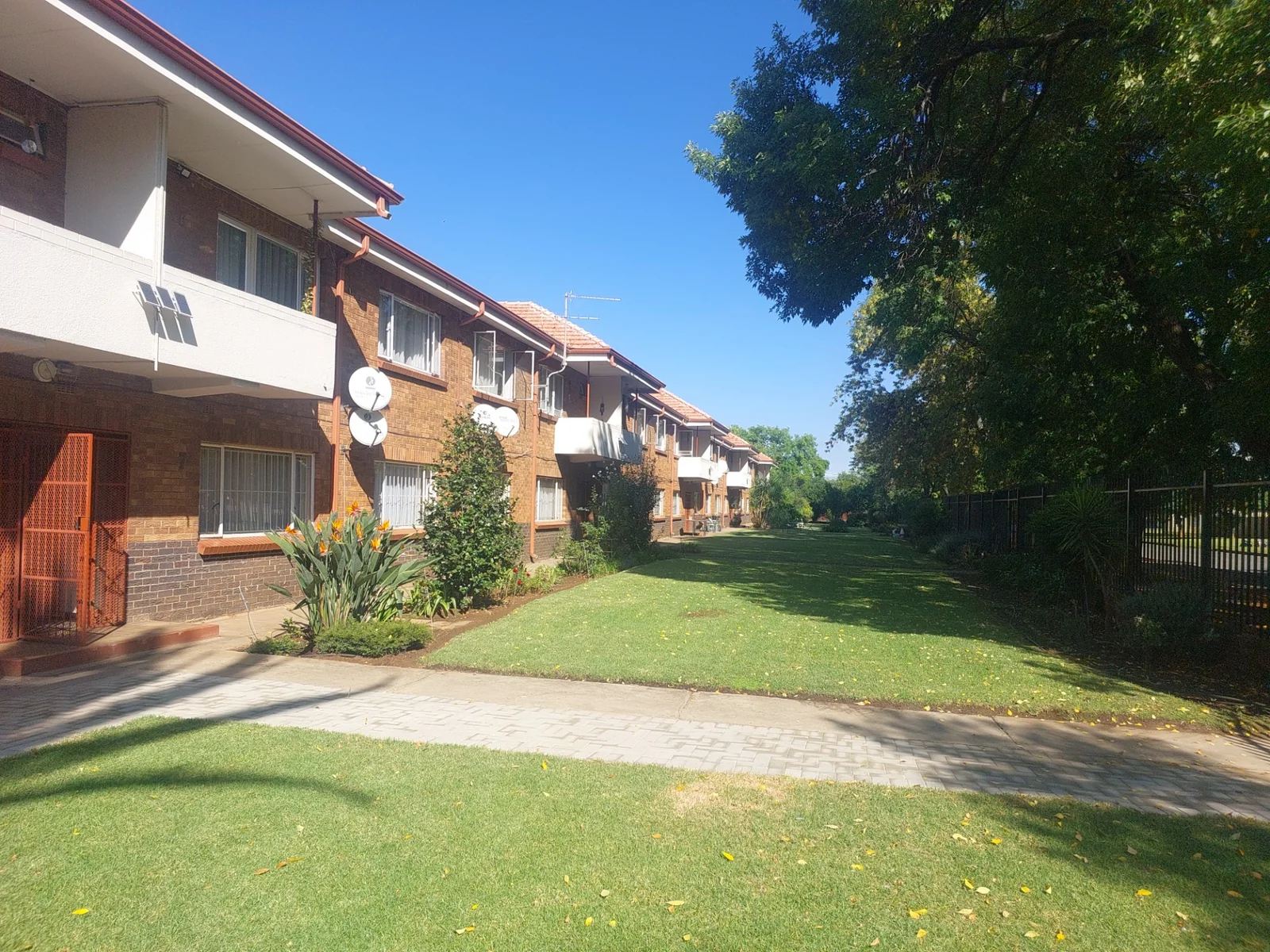 Sunny & secure 2 bedroomed Apartment for sale in Three Rivers.