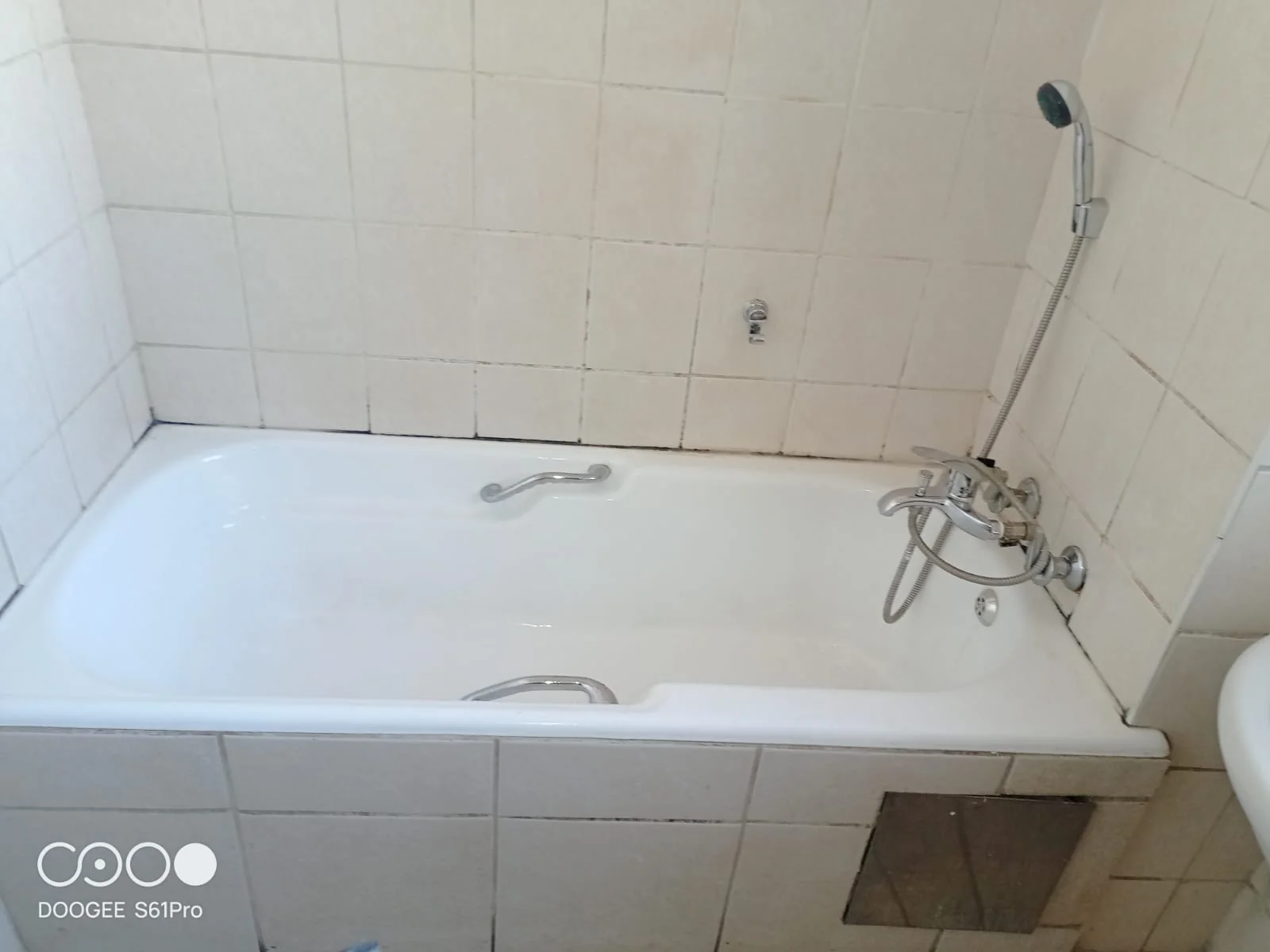 Sunny & secure 2 bedroomed Apartment for sale in Three Rivers.