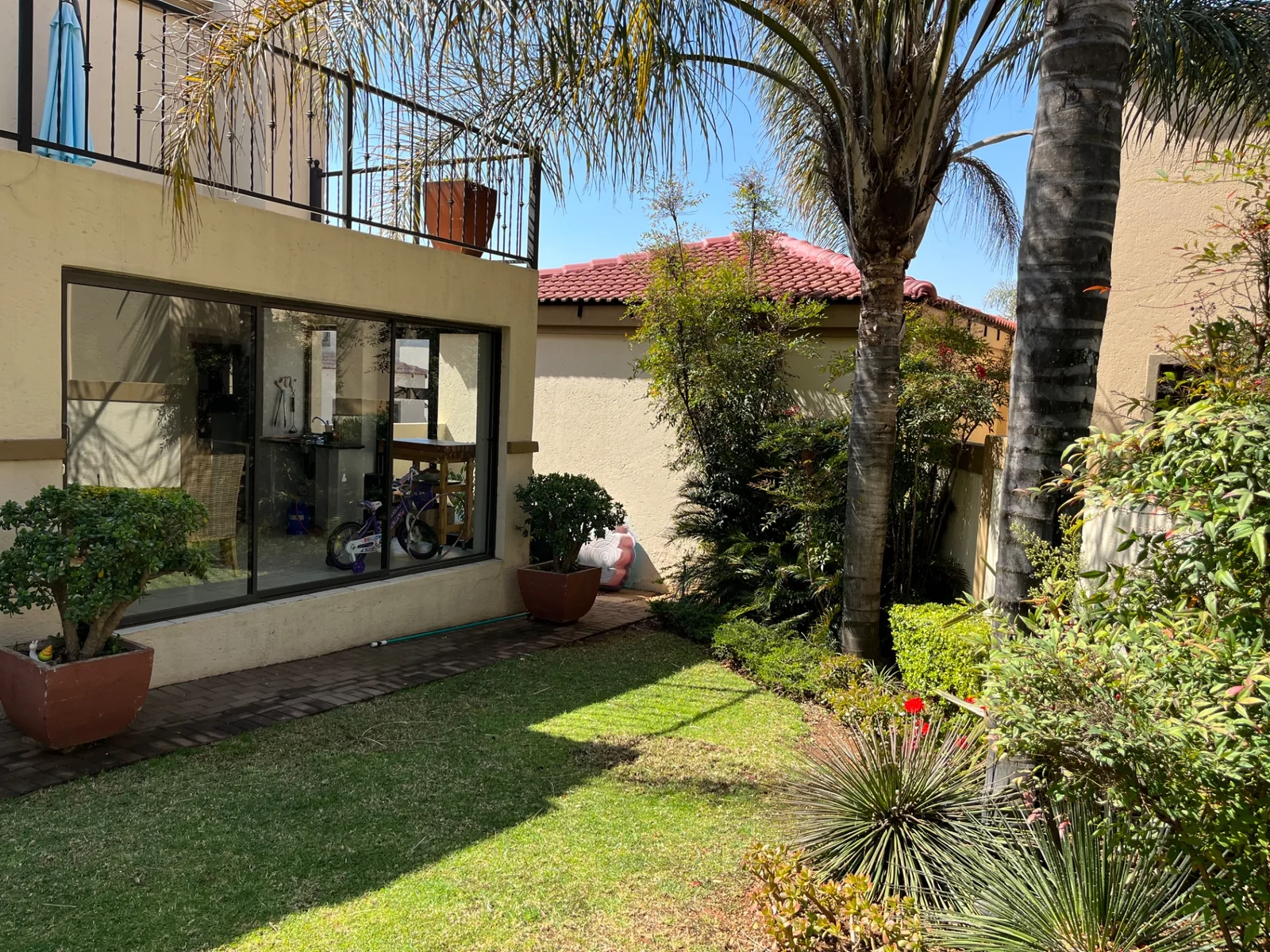 NEW IN THE MARKET ........ FREE STANDING INSIDE A SECURITY ESTATE!