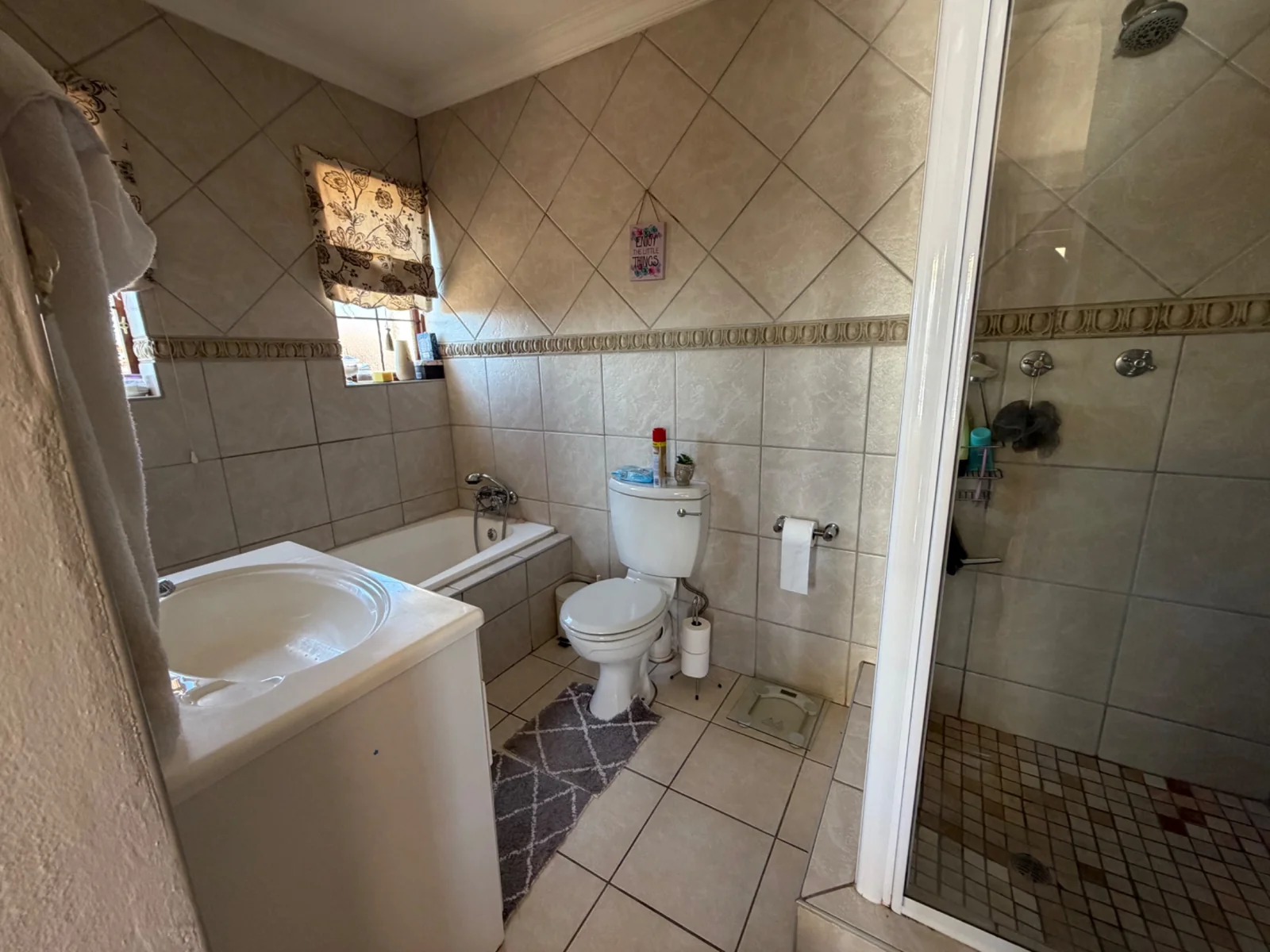 NEW IN THE MARKET ........ FREE STANDING INSIDE A SECURITY ESTATE!