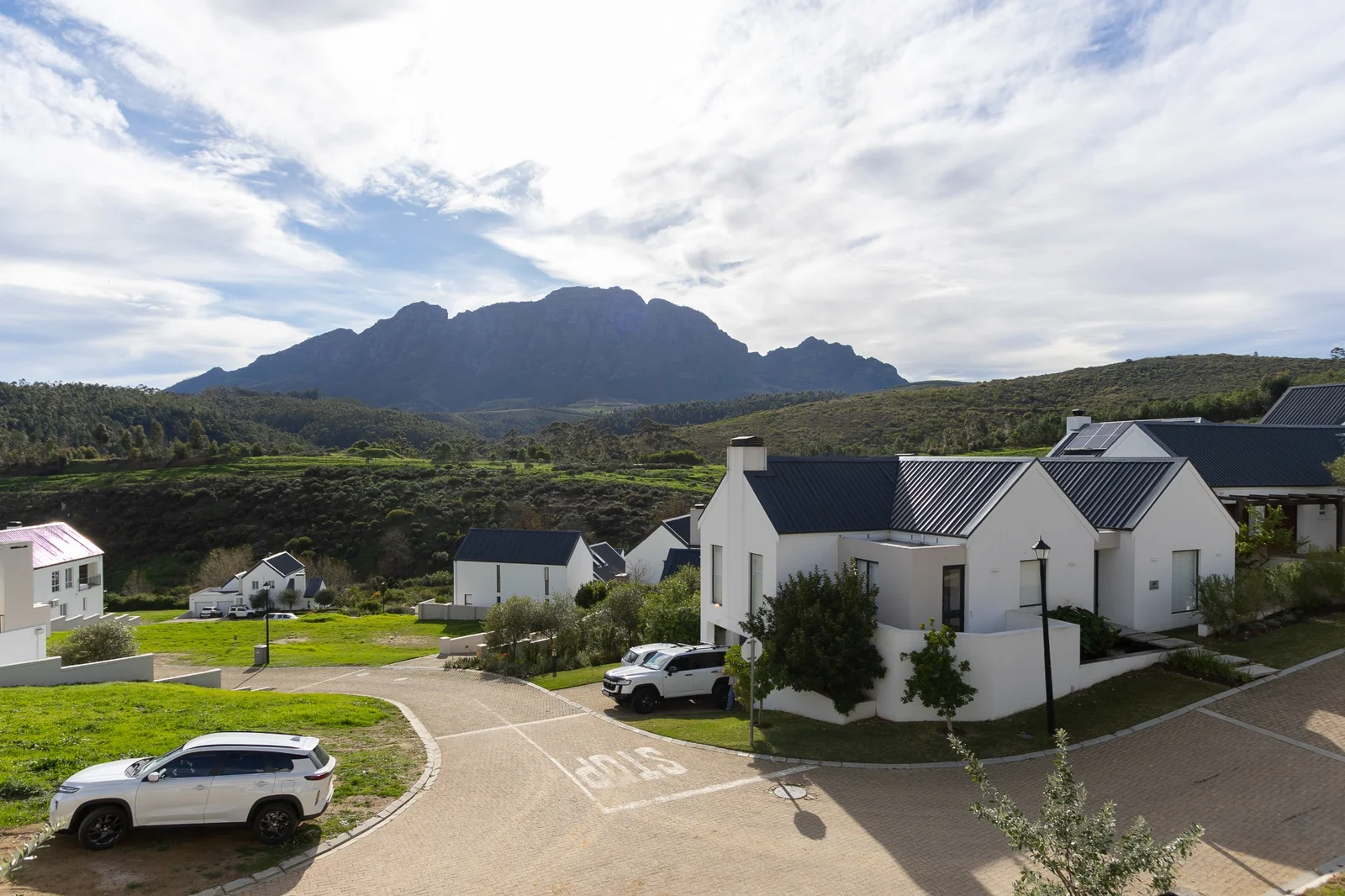 Spectacular Mountain Views in La Roche Estate