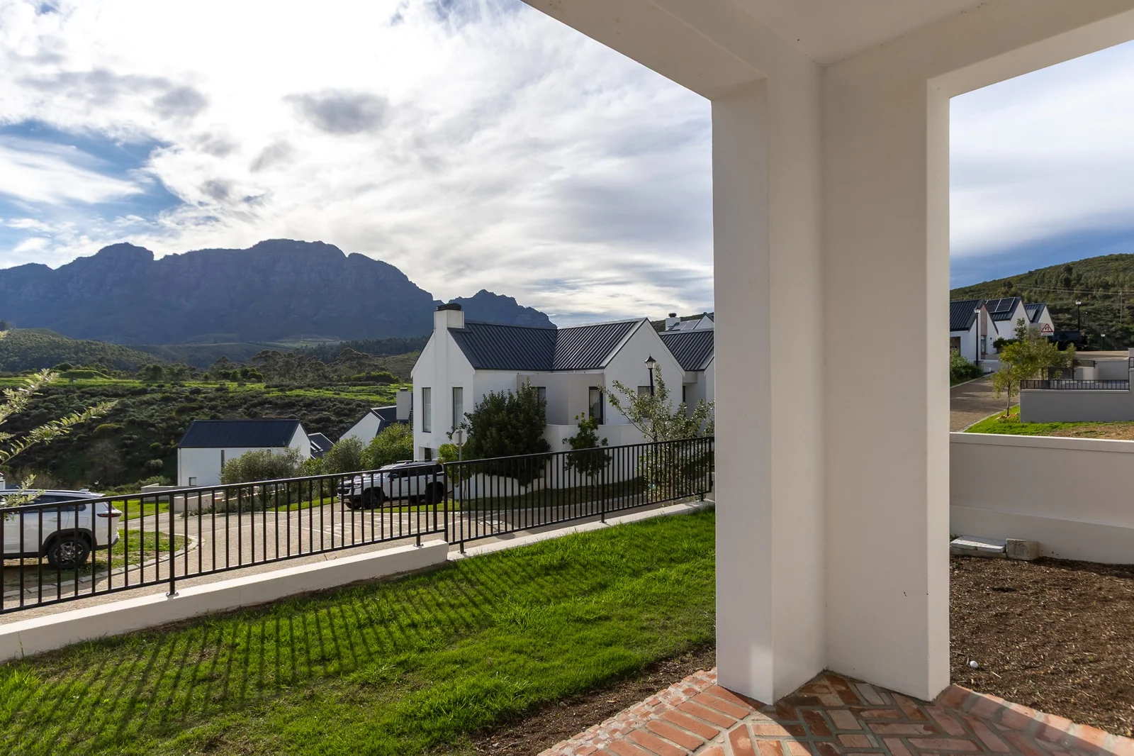 Spectacular Mountain Views in La Roche Estate