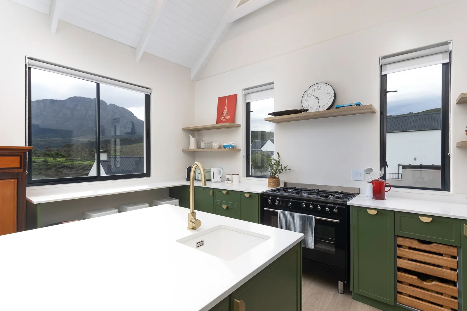 Spectacular Mountain Views in La Roche Estate