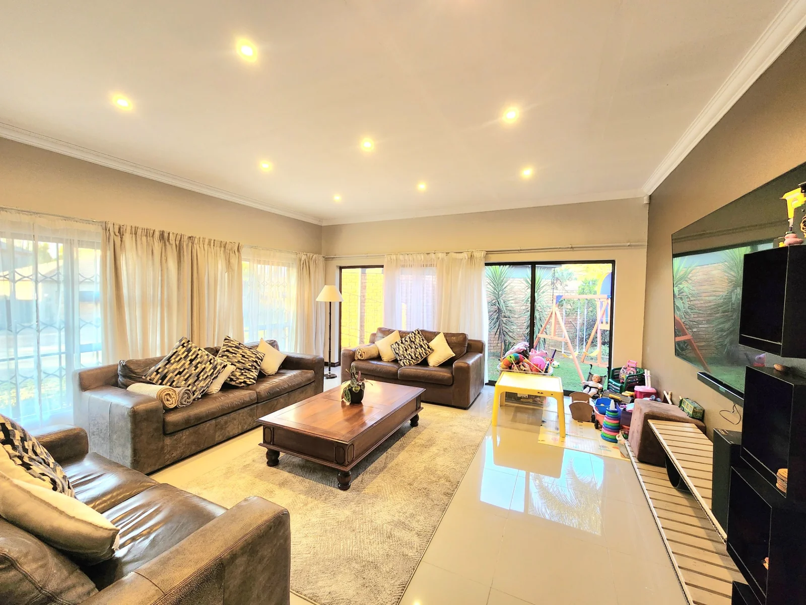 Stylish Full Title Family Home in an Exclusive Pomona Complex<br/>