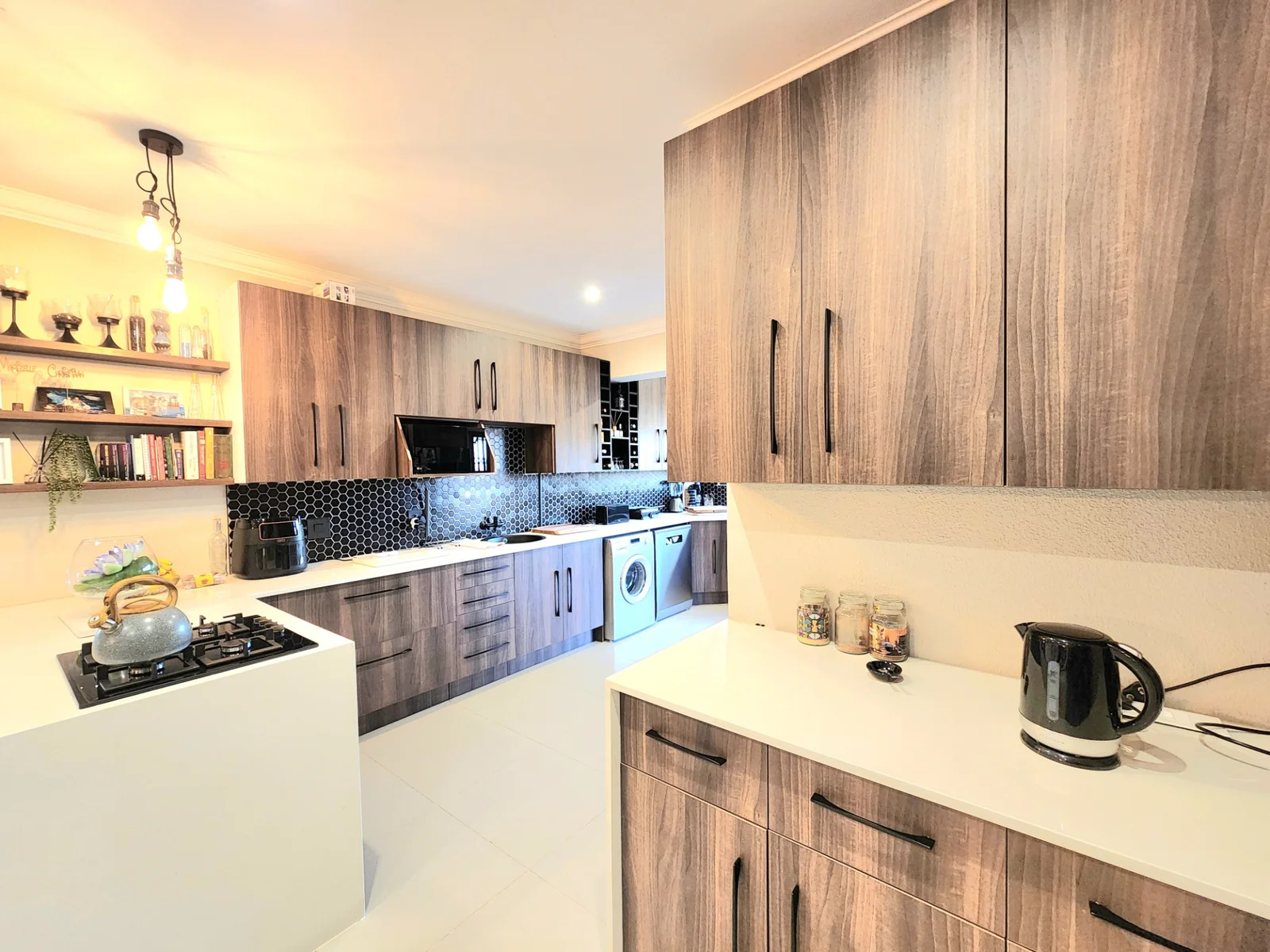 Stylish Full Title Family Home in an Exclusive Pomona Complex<br/>