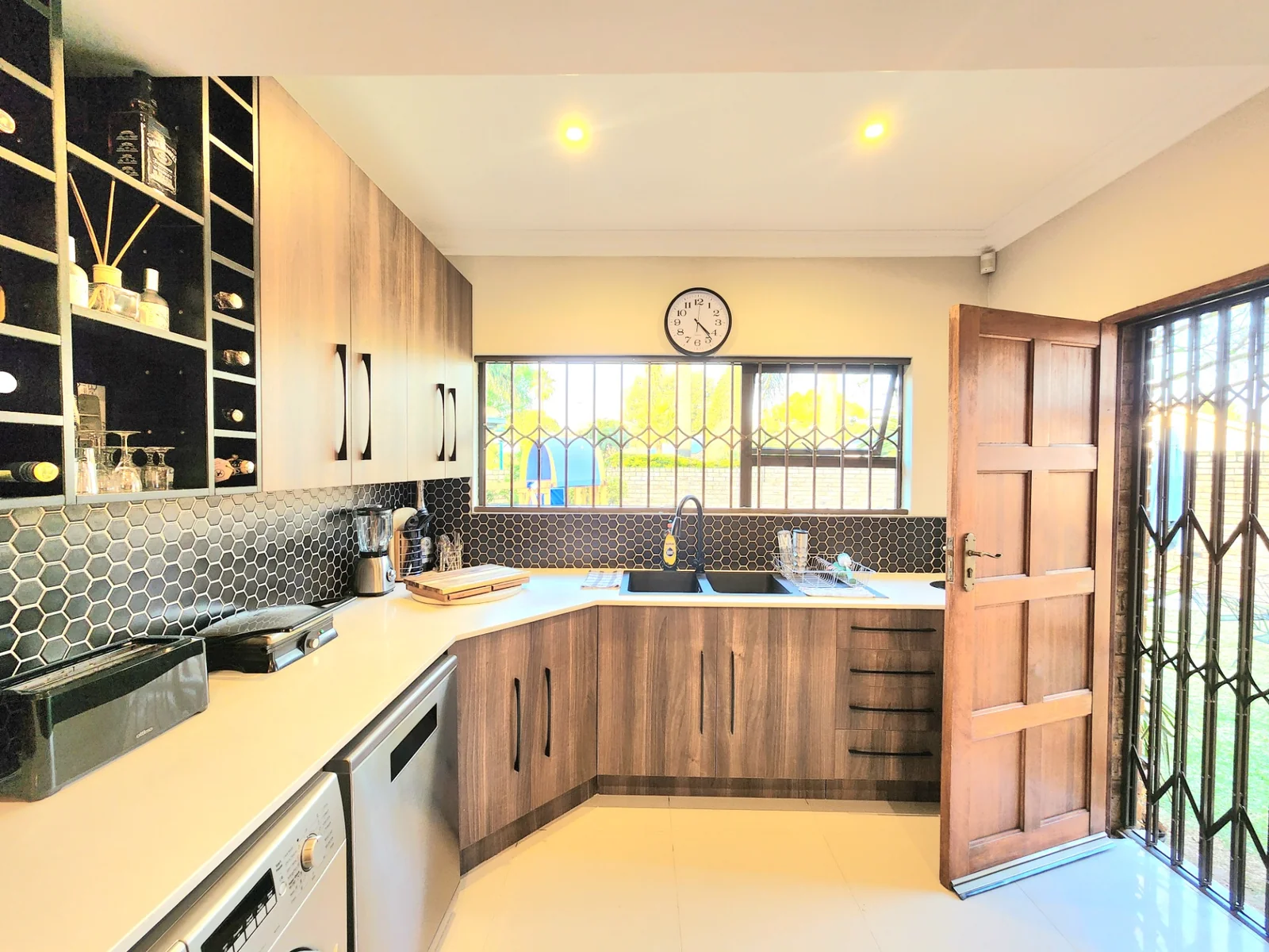 Stylish Full Title Family Home in an Exclusive Pomona Complex<br/>