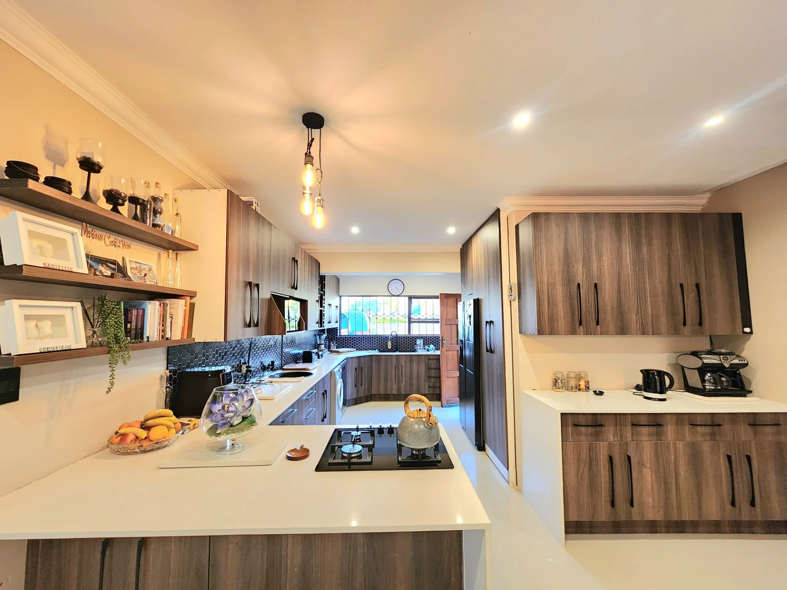 Stylish Full Title Family Home in an Exclusive Pomona Complex<br/>