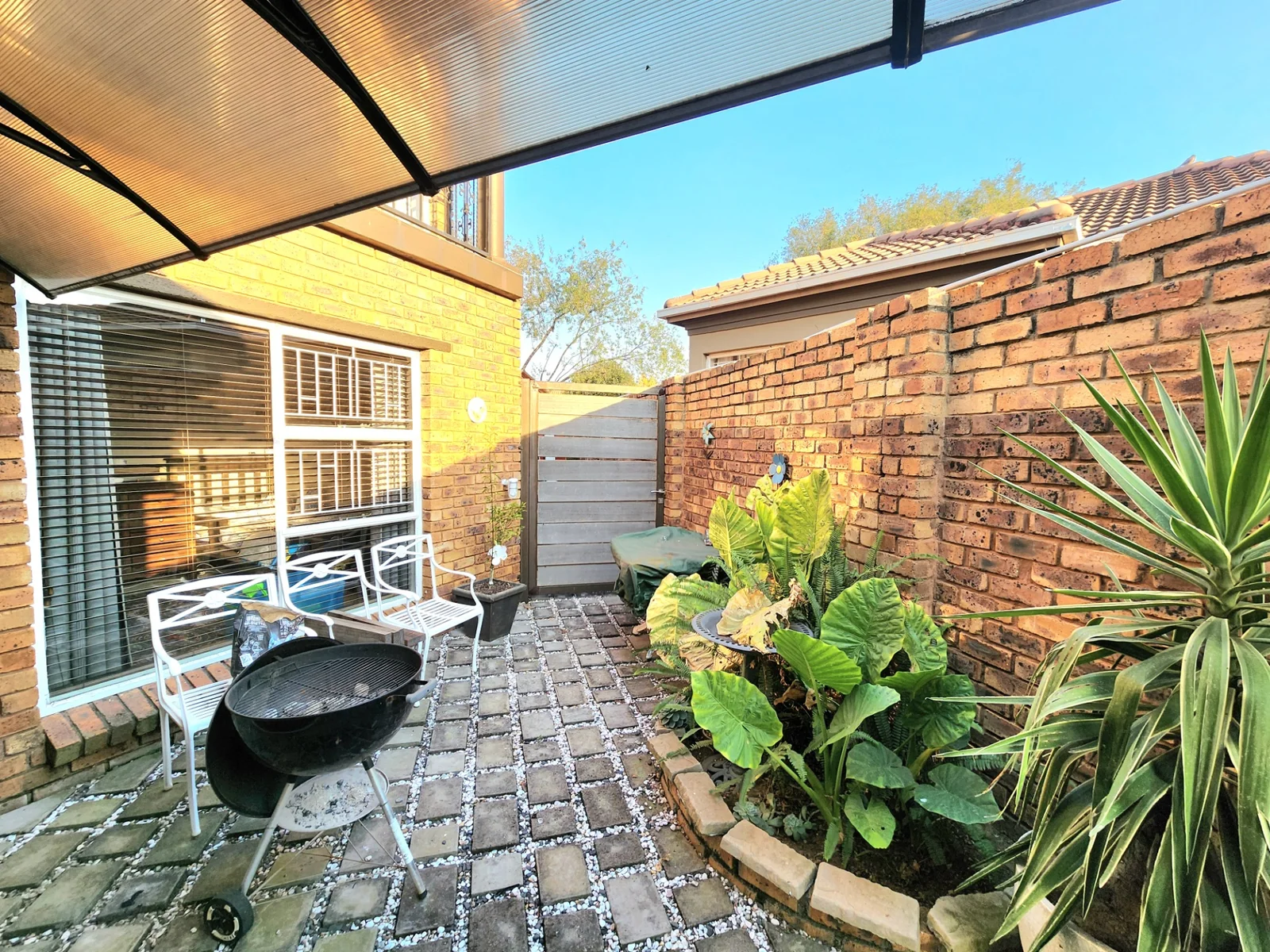 Stylish Full Title Family Home in an Exclusive Pomona Complex<br/>