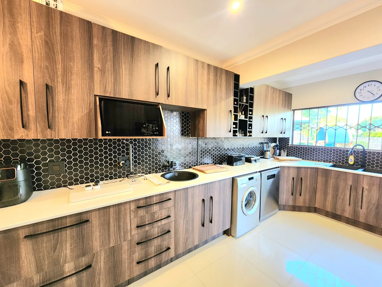 Stylish Full Title Family Home in an Exclusive Pomona Complex<br/>