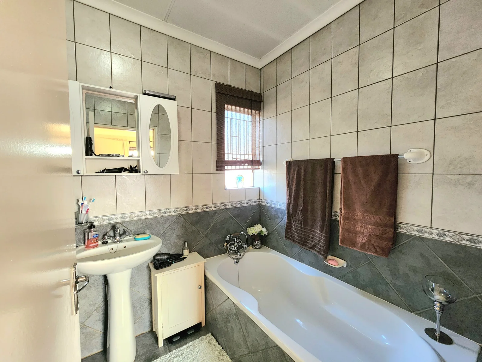 Stylish Full Title Family Home in an Exclusive Pomona Complex<br/>