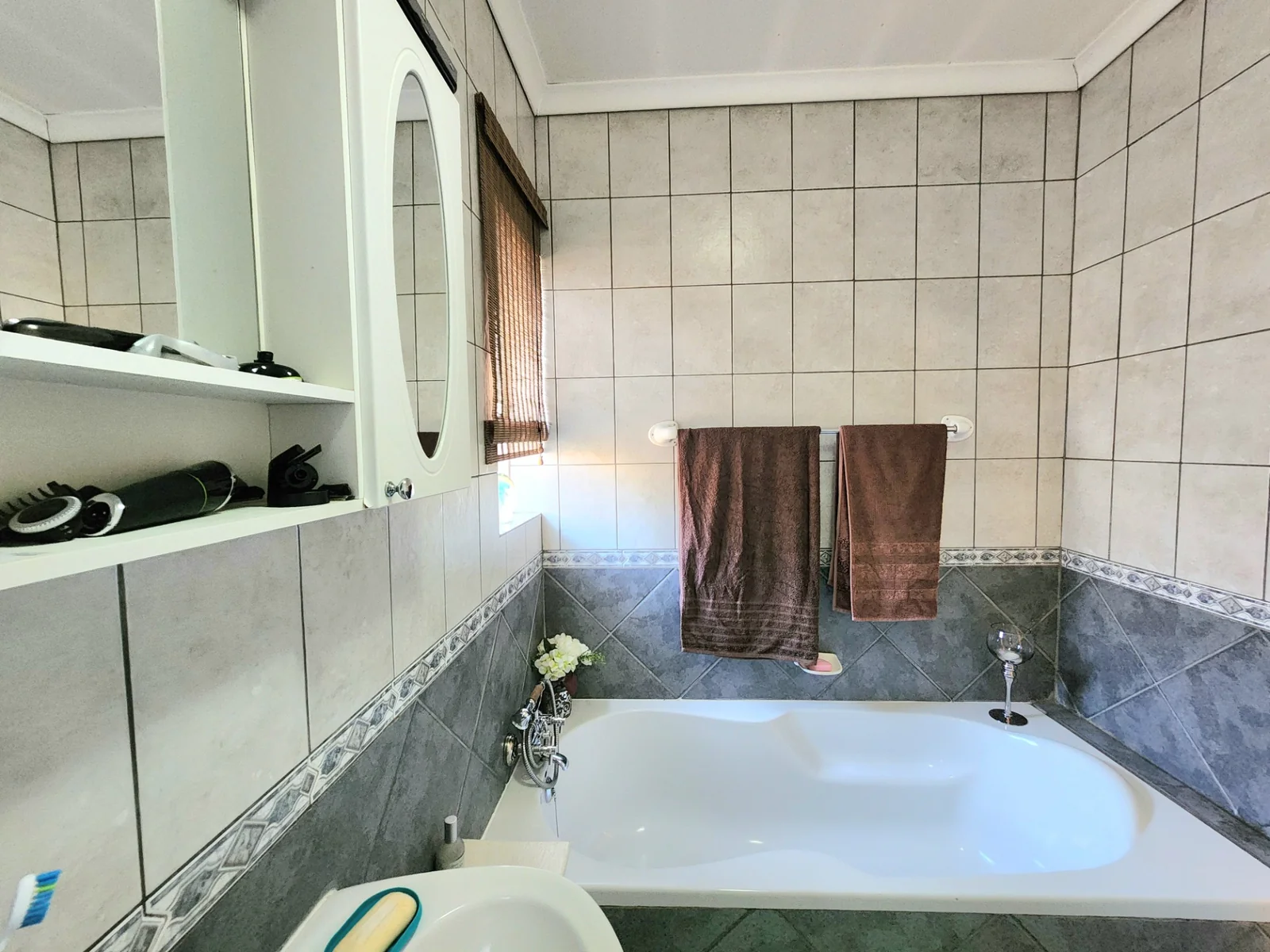 Stylish Full Title Family Home in an Exclusive Pomona Complex<br/>
