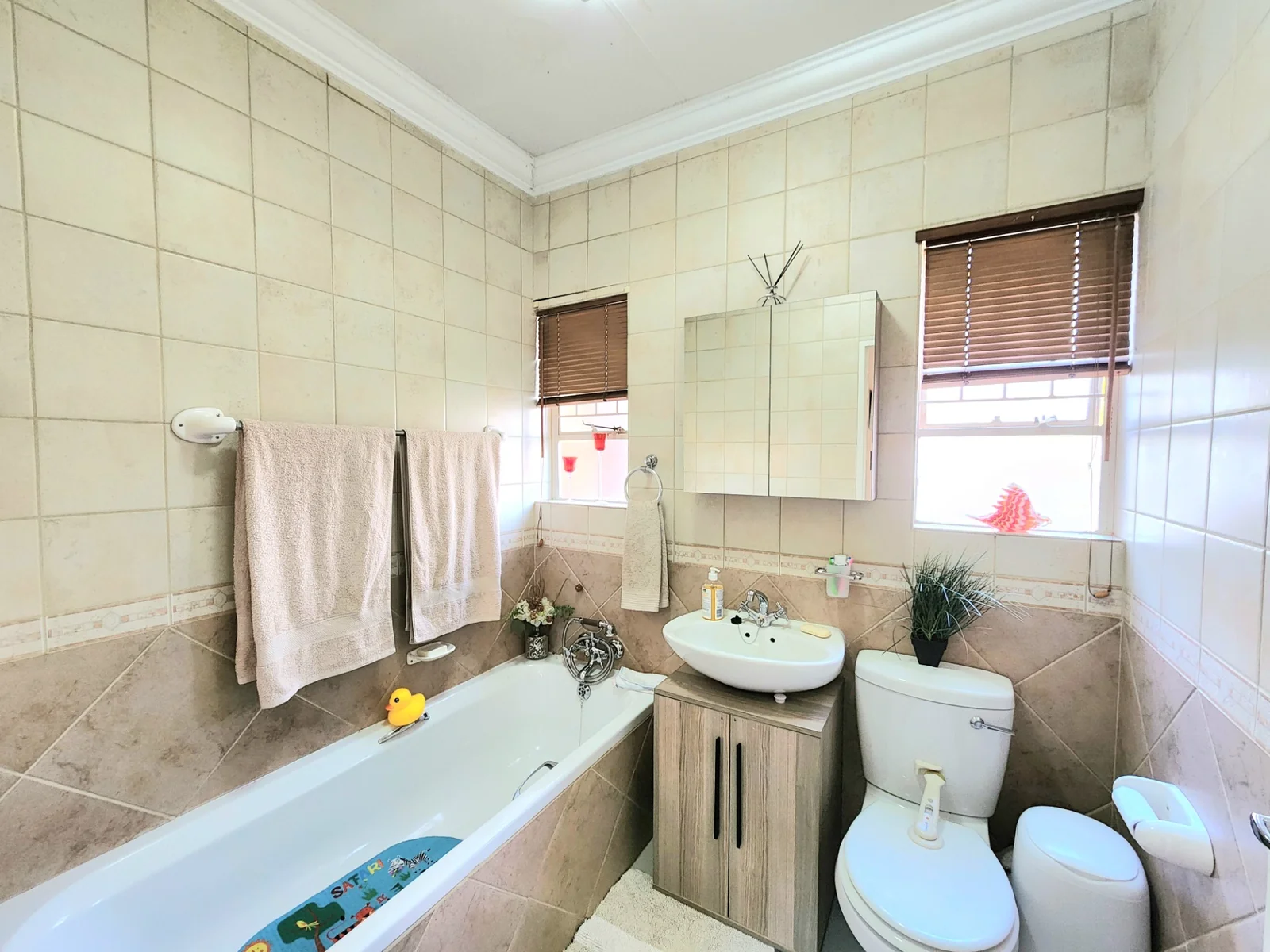 Stylish Full Title Family Home in an Exclusive Pomona Complex<br/>