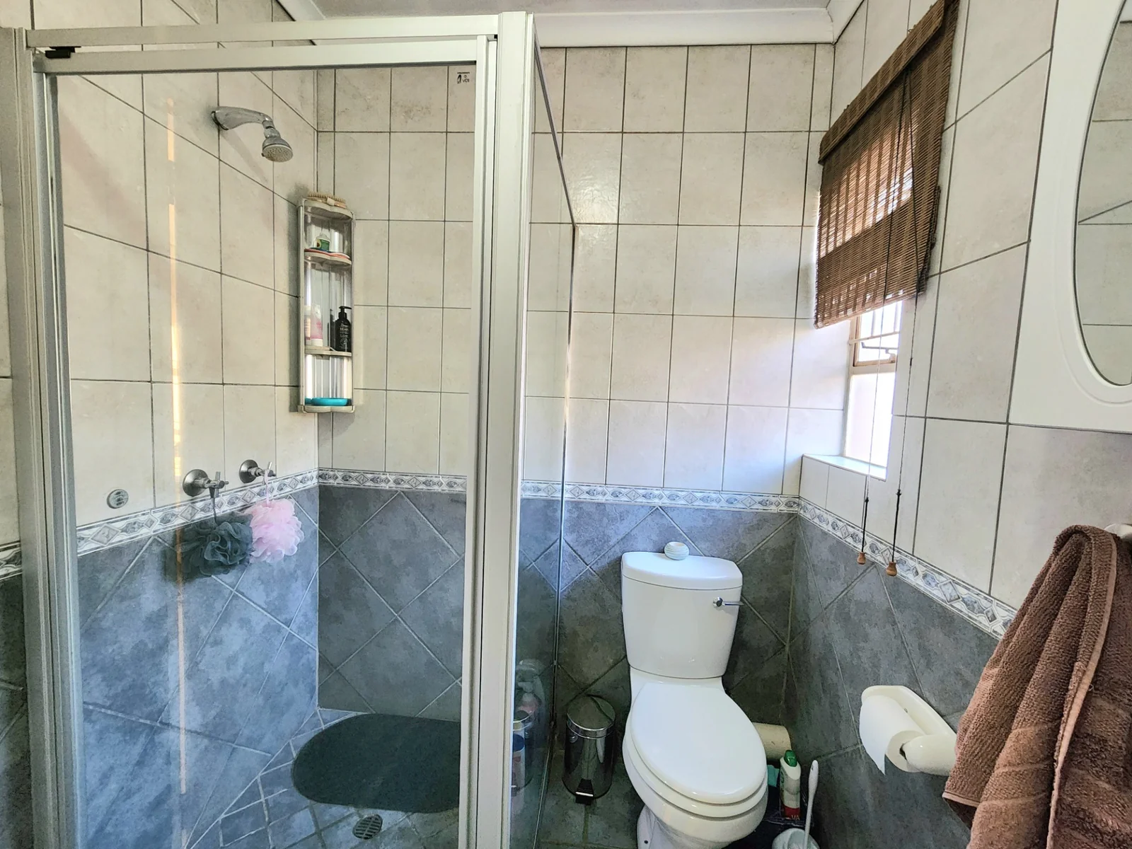 Stylish Full Title Family Home in an Exclusive Pomona Complex<br/>