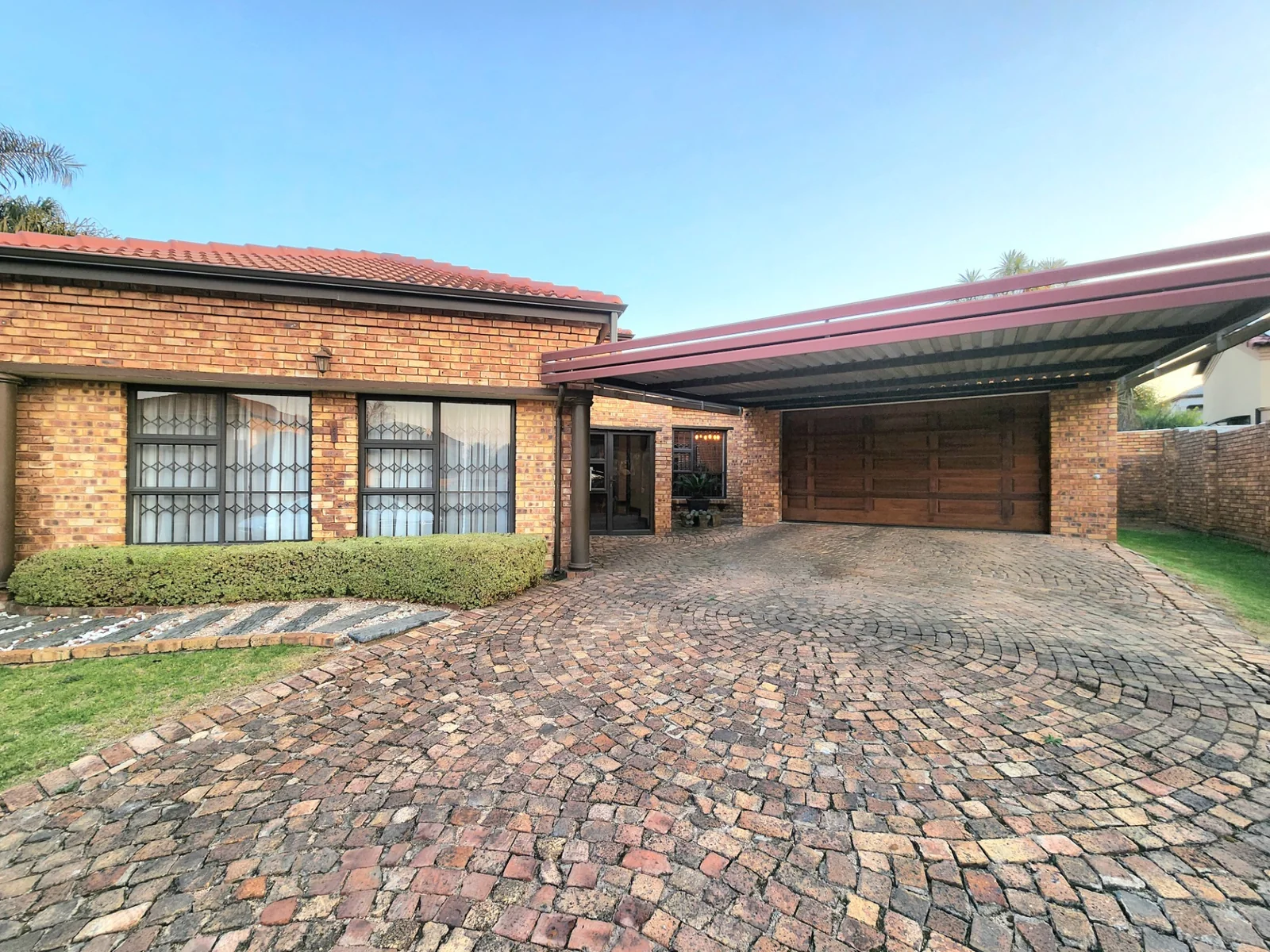 Stylish Full Title Family Home in an Exclusive Pomona Complex<br/>