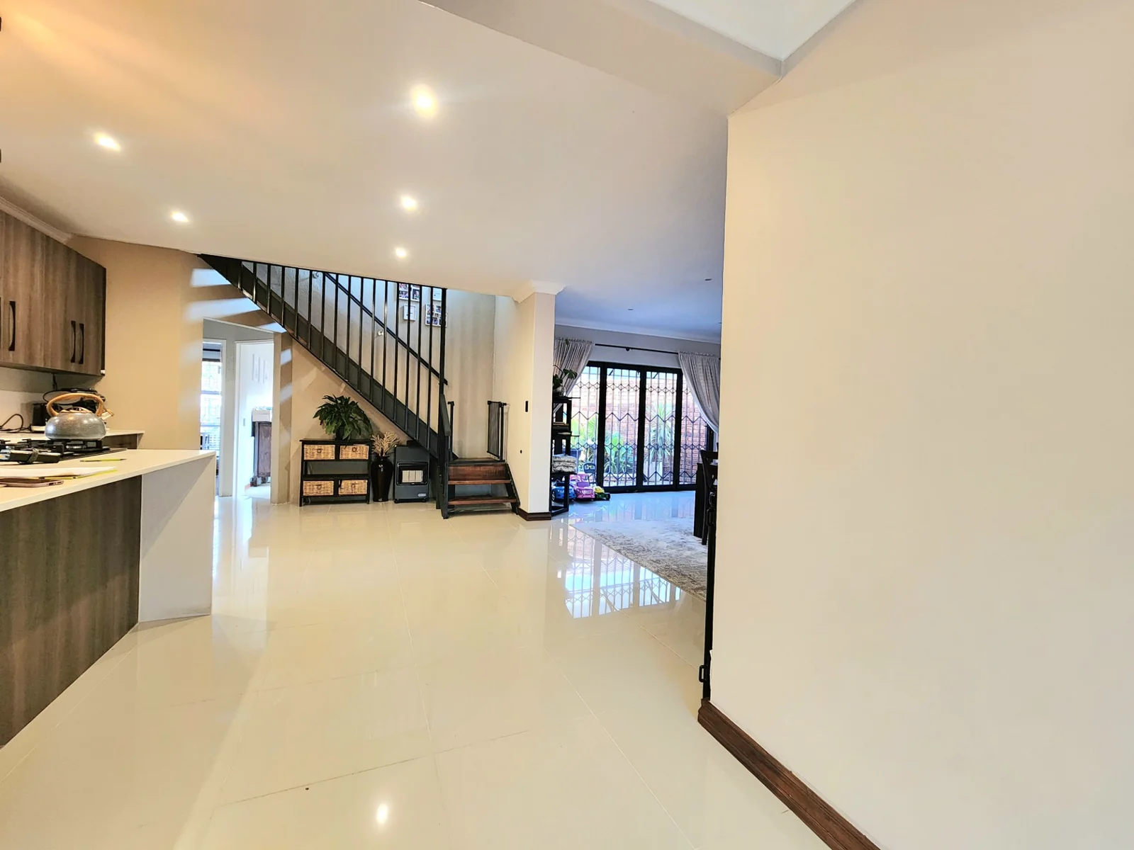 Stylish Full Title Family Home in an Exclusive Pomona Complex<br/>