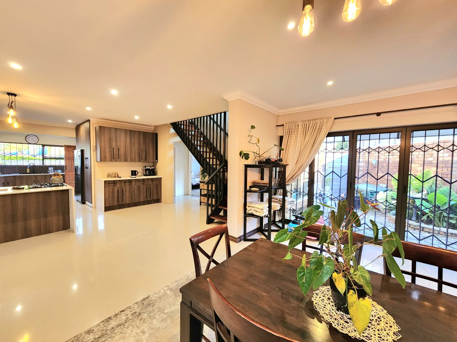 Stylish Full Title Family Home in an Exclusive Pomona Complex<br/>