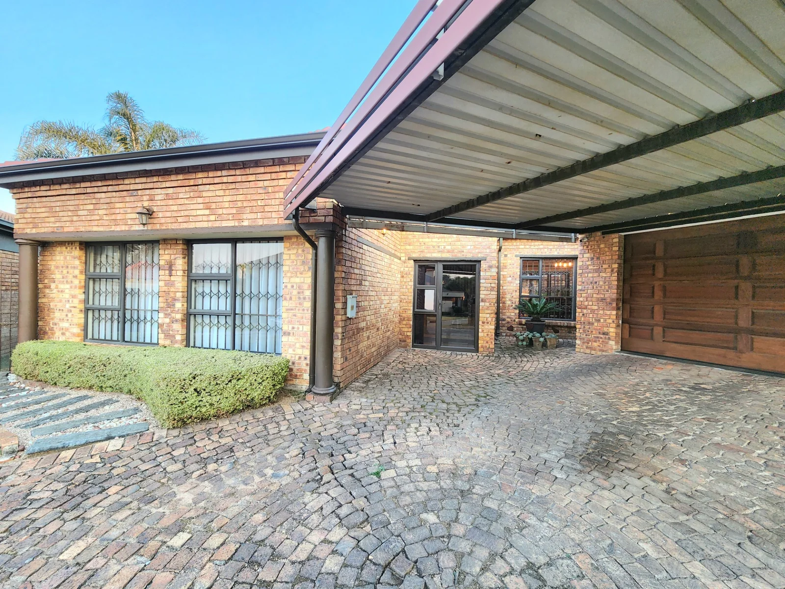 Stylish Full Title Family Home in an Exclusive Pomona Complex<br/>