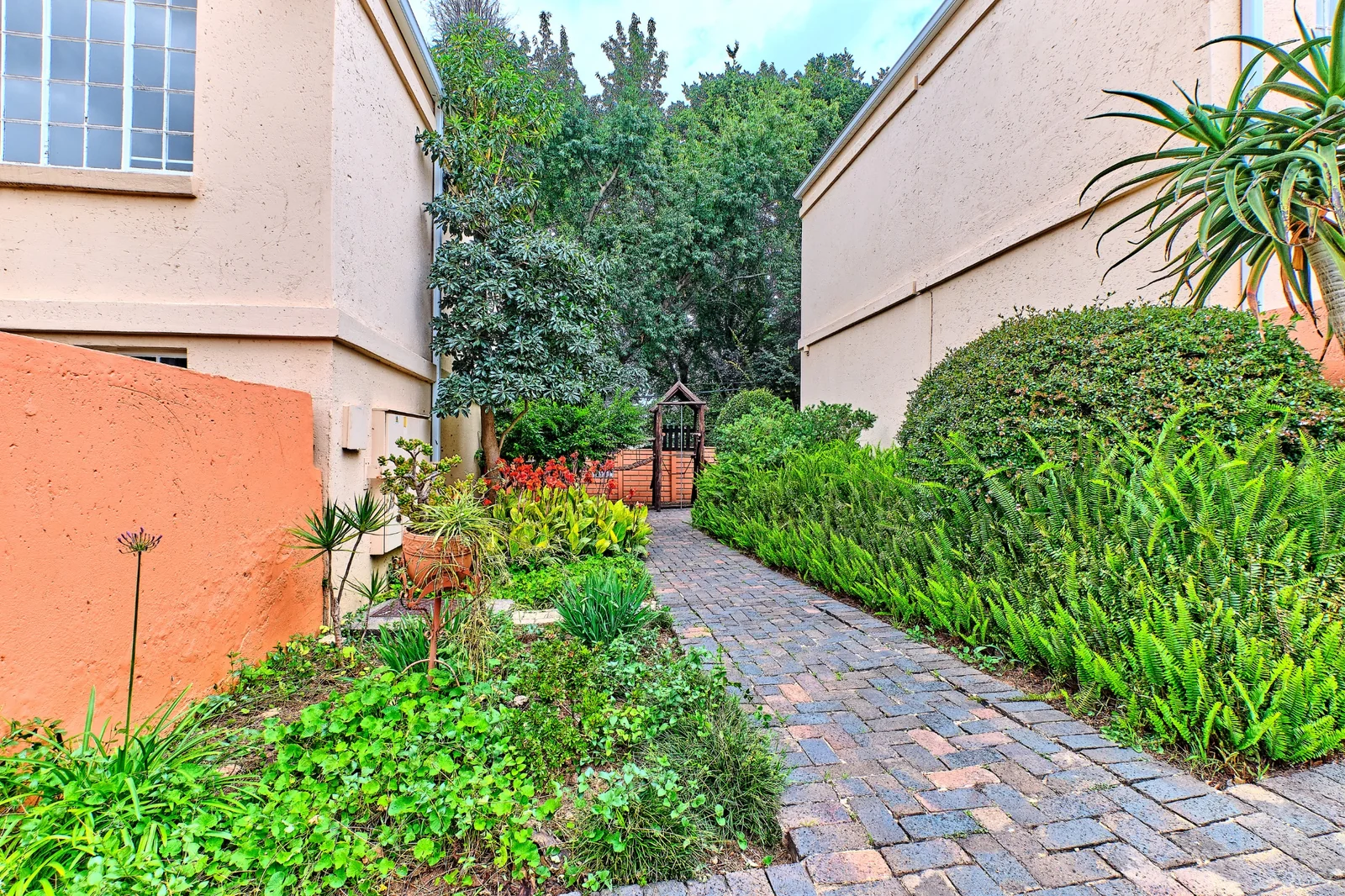 1 Bedroom, 1 bathroom apartment for Sale in Weltevreden Park
