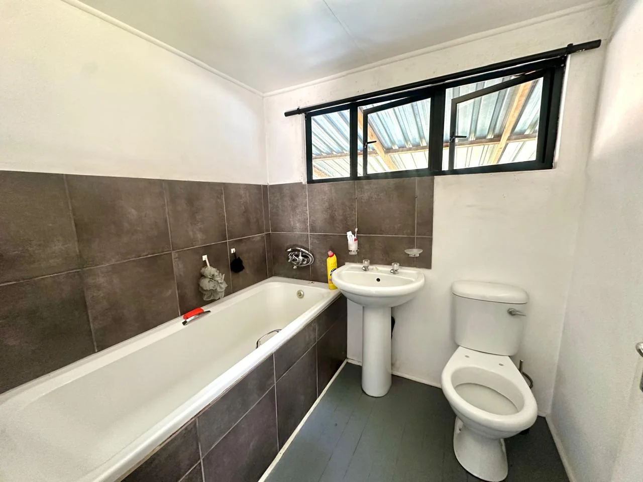 PET FRIENDLY COTTAGE WITH A PRIVATE GARDEN!