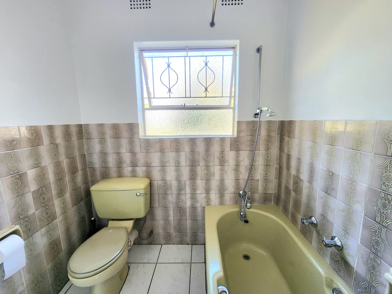 Spacious 5 Bedroom Property with Exceptional Potential in the Heart of Bardene