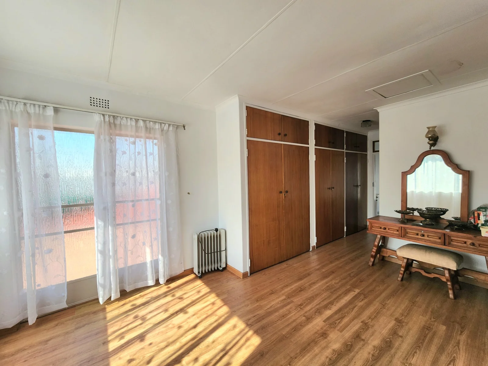 Spacious 5 Bedroom Property with Exceptional Potential in the Heart of Bardene