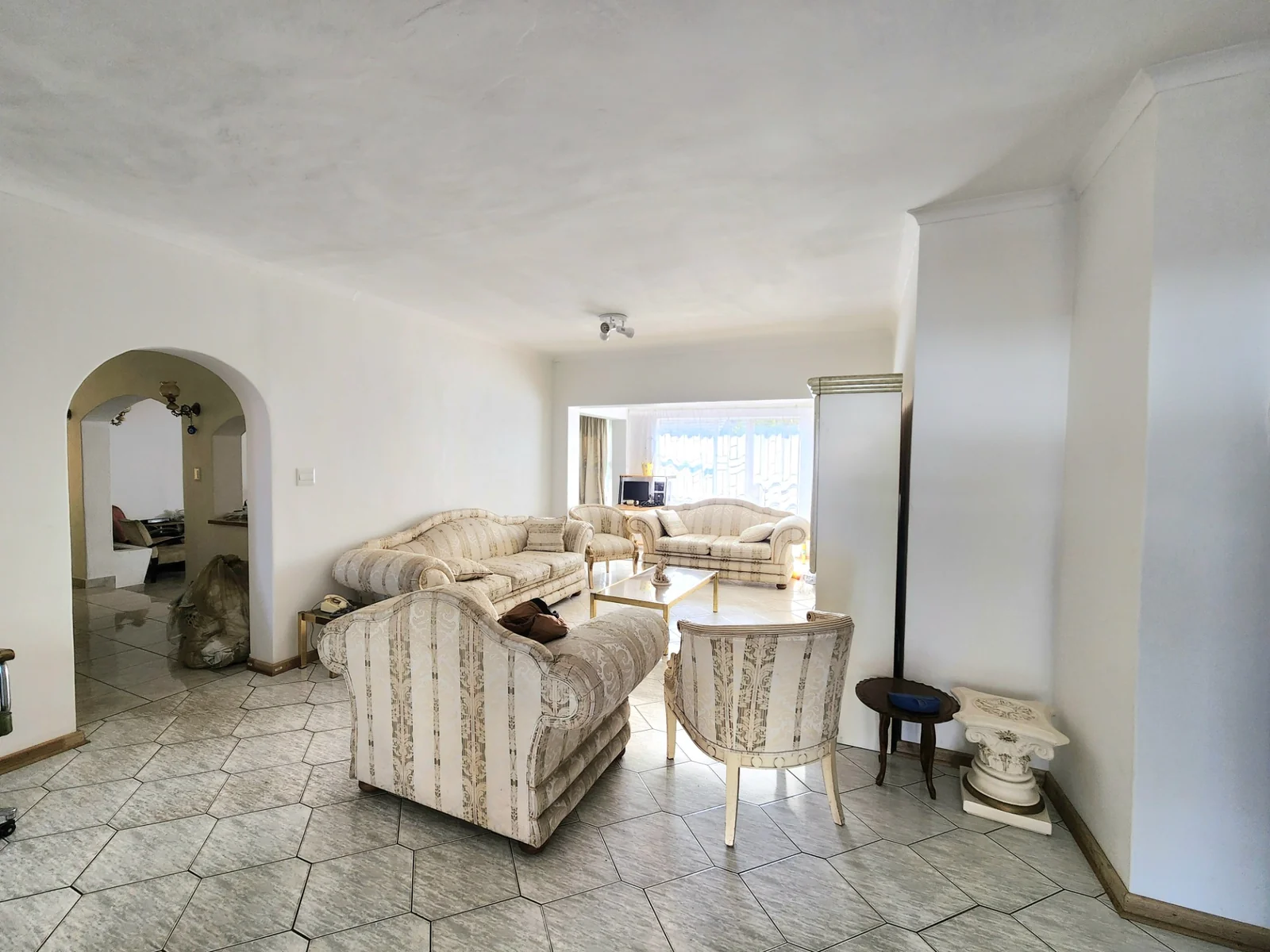 Spacious 5 Bedroom Property with Exceptional Potential in the Heart of Bardene
