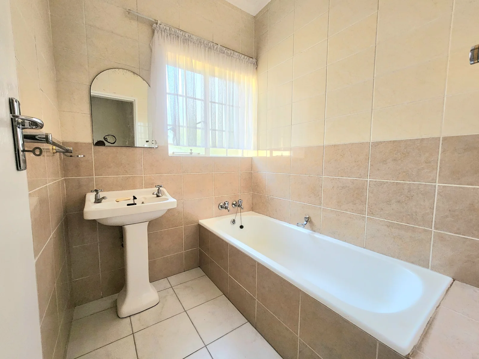 Charming 3-Bedroom Family Home to Rent in Secure Edleen Enclosure