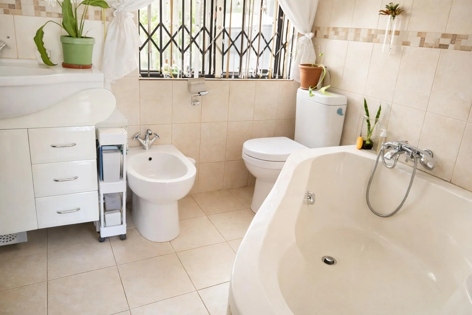 This is the Most Charming 3 bedroom, ground floor Town House with an incredible View that You will Absolutely Love in Helderkruin.