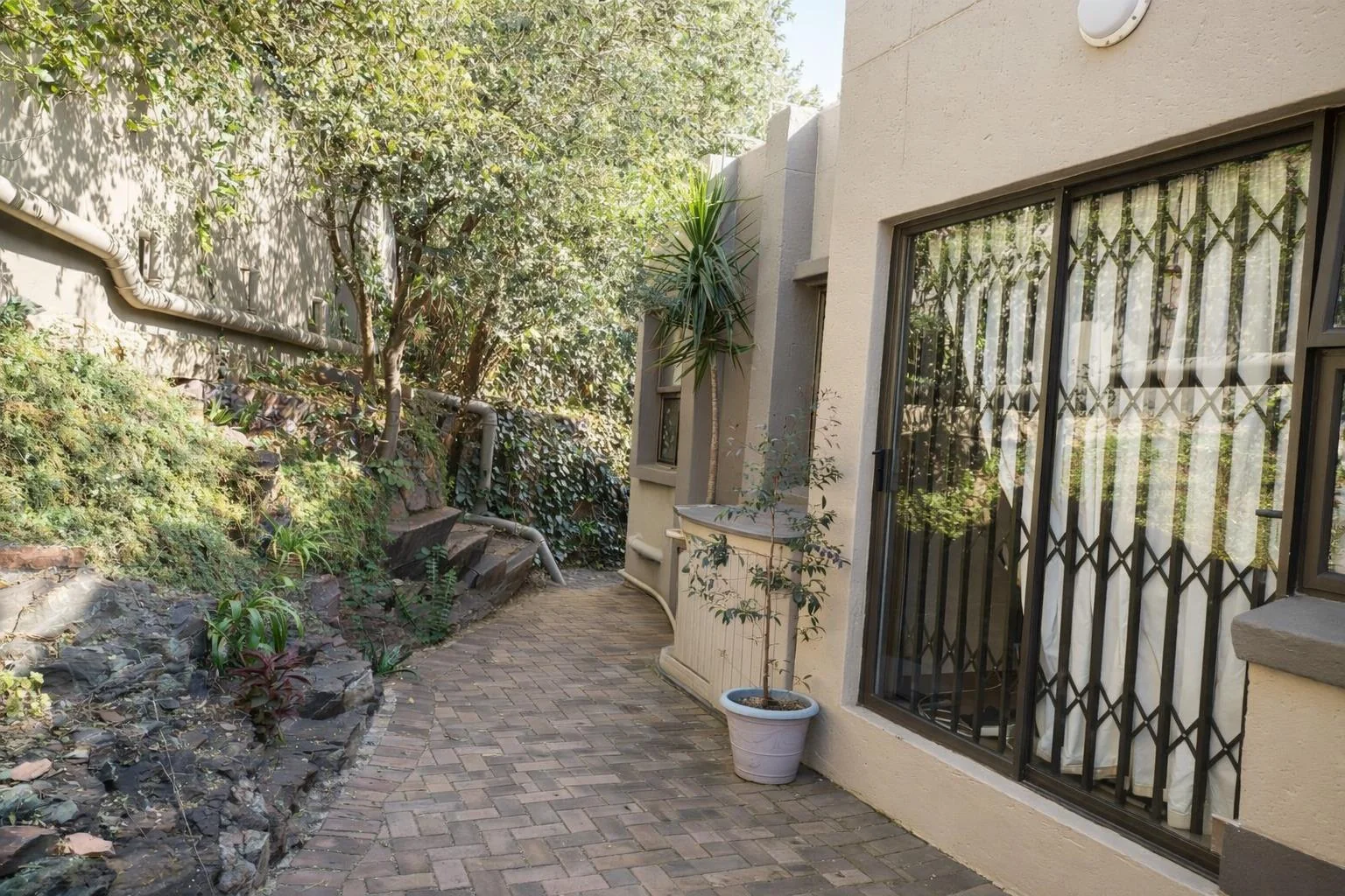 This is the Most Charming 3 bedroom, ground floor Town House with an incredible View that You will Absolutely Love in Helderkruin.