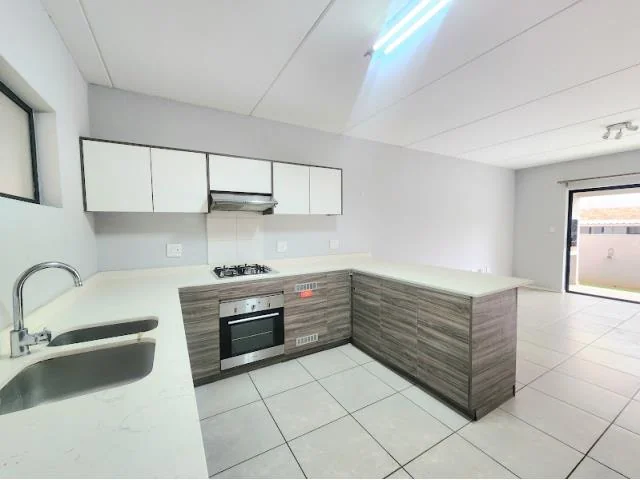 Modern Ground Floor Apartment with Private Garden – Pet Friendly!